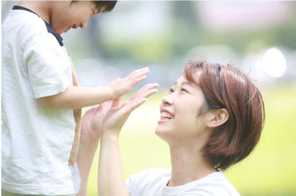 ハイタッチをする母子