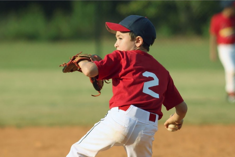 野球をする少年