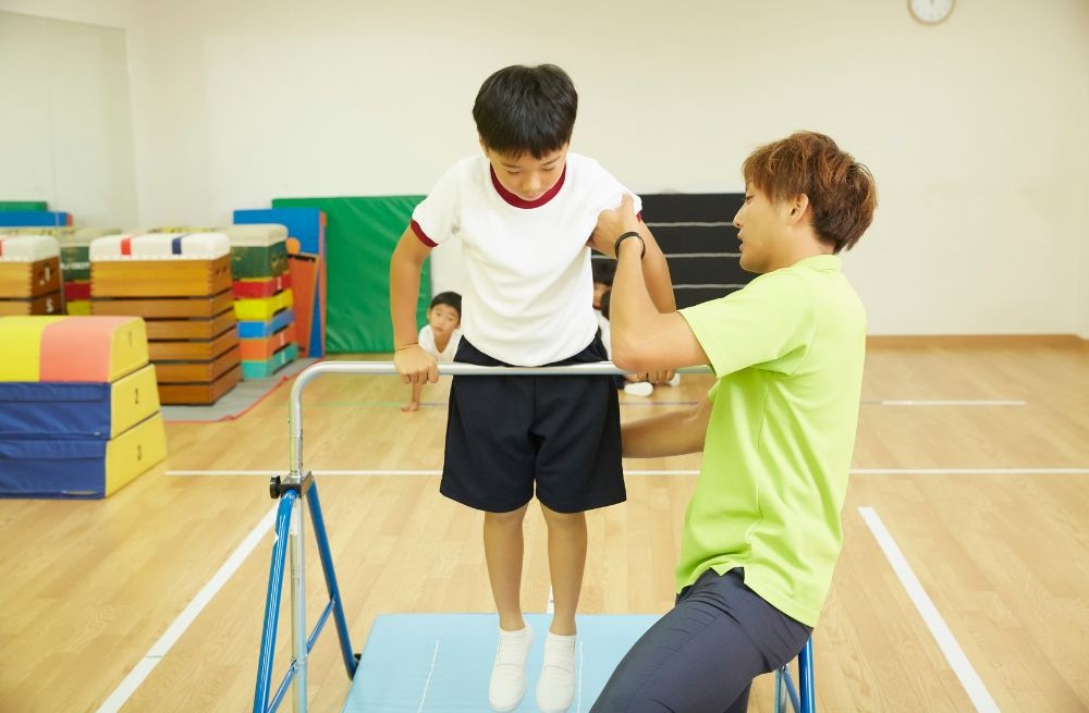 体操を習う男の子