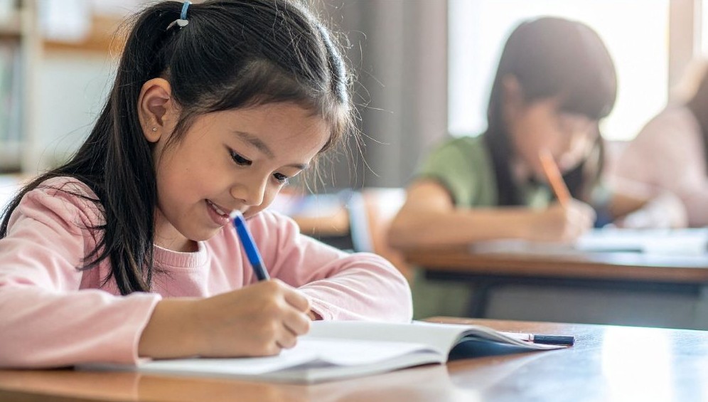 勉強する女の子