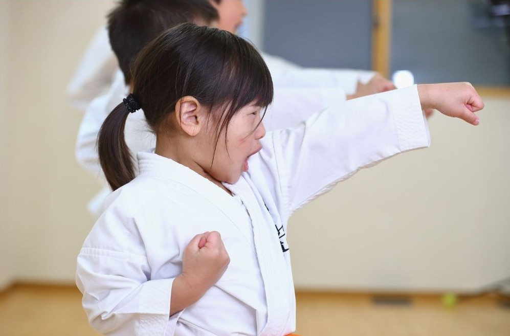 空手を習う少女