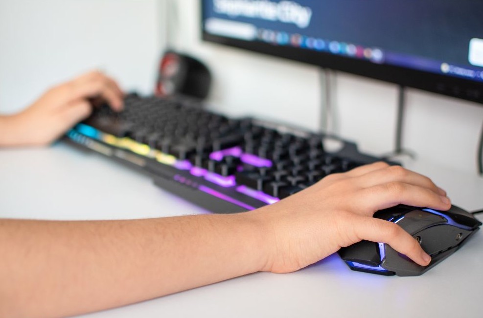 キーボードをたたく手