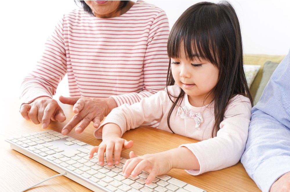 パソコンをする少女