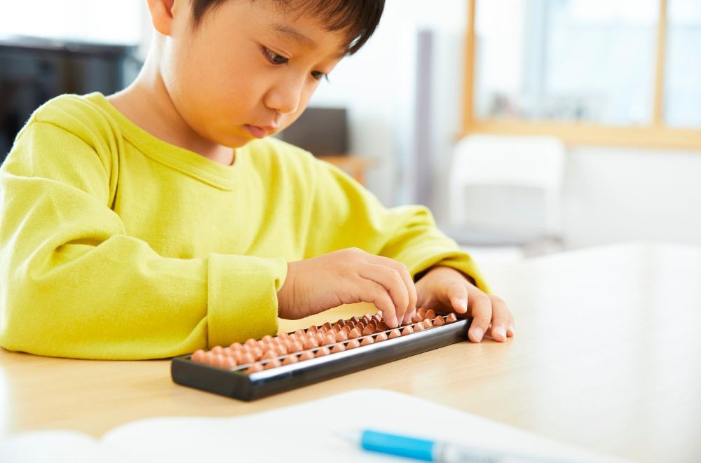そろばんをする男の子