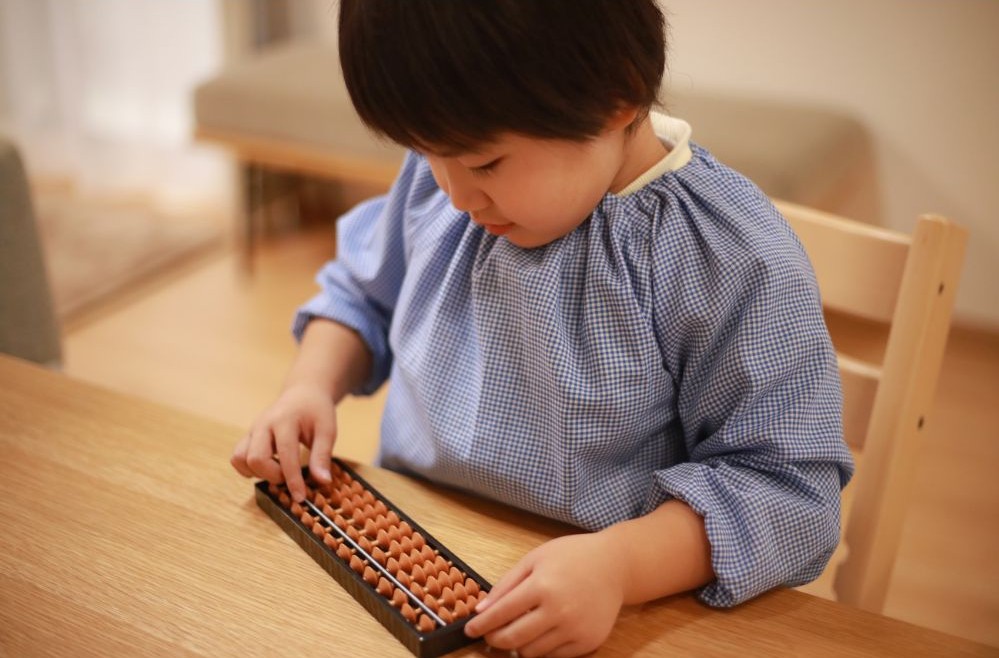 そろばんをする子供