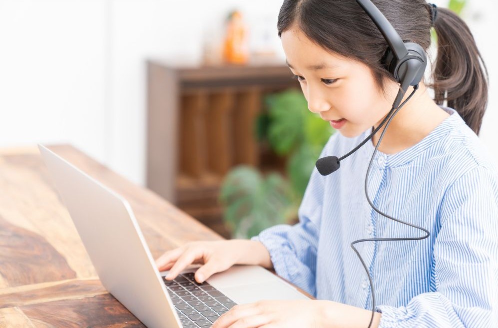 オンライン学習中の女の子