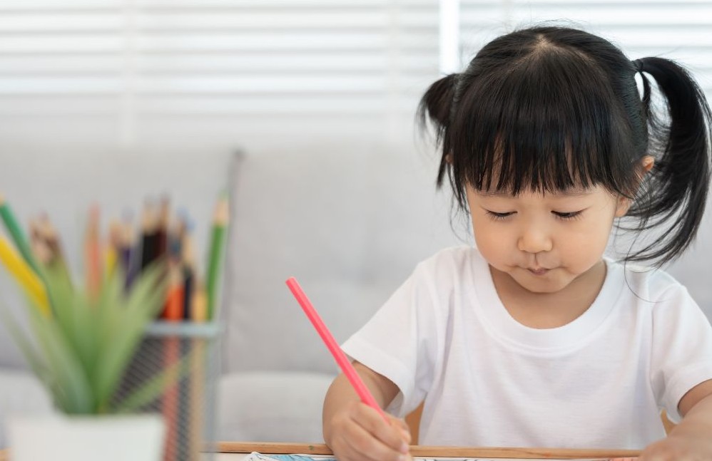 家で勉強する女の子