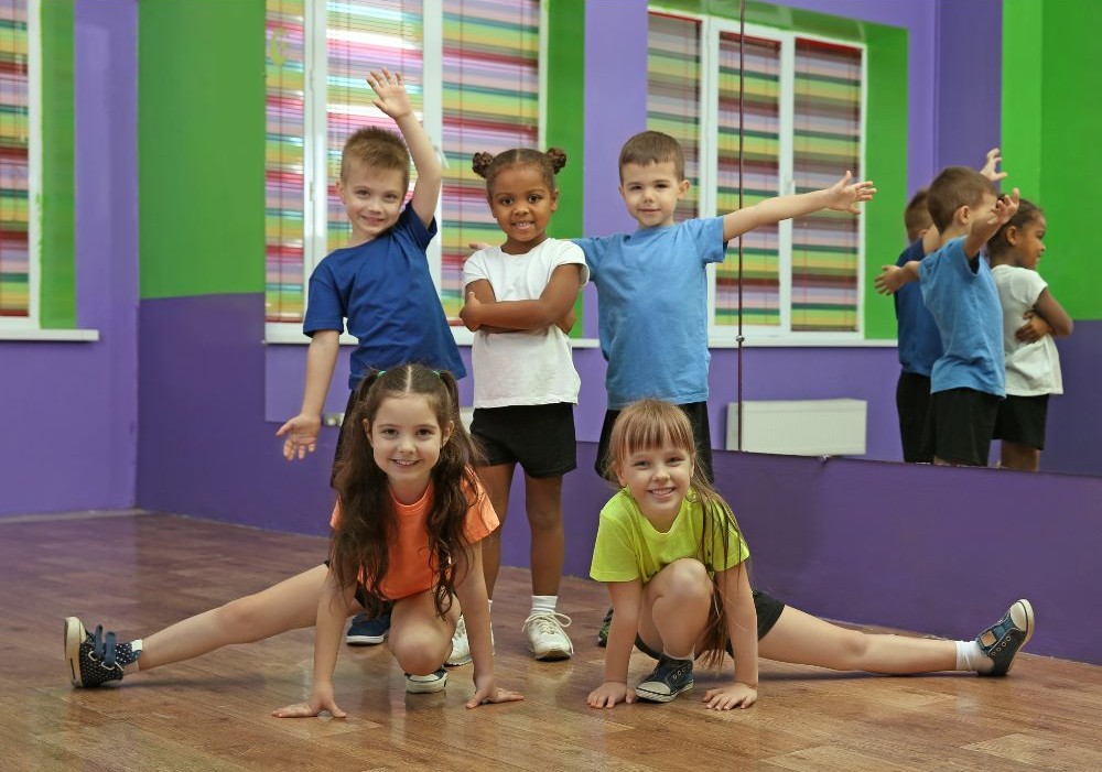 ダンスのポーズをする子供達