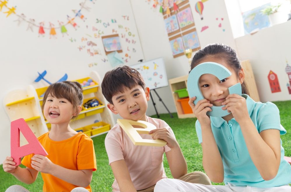 英語を学ぶ子供