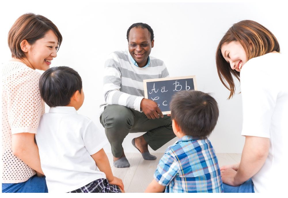外国人講師から英語を学ぶ親子