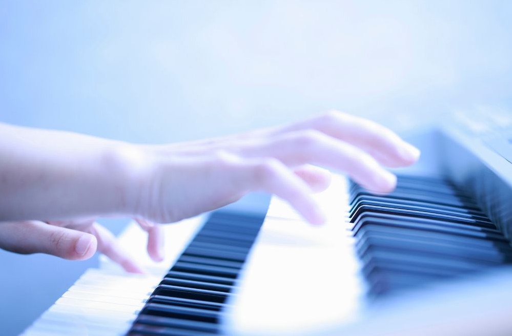 エレクトーンを弾く手 
