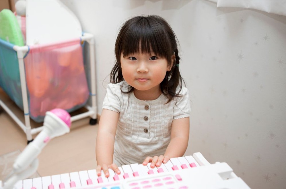 鍵盤楽器と子供
