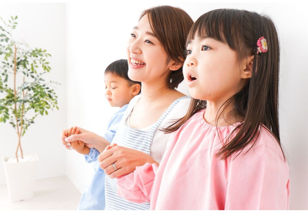 歌の練習をする子供