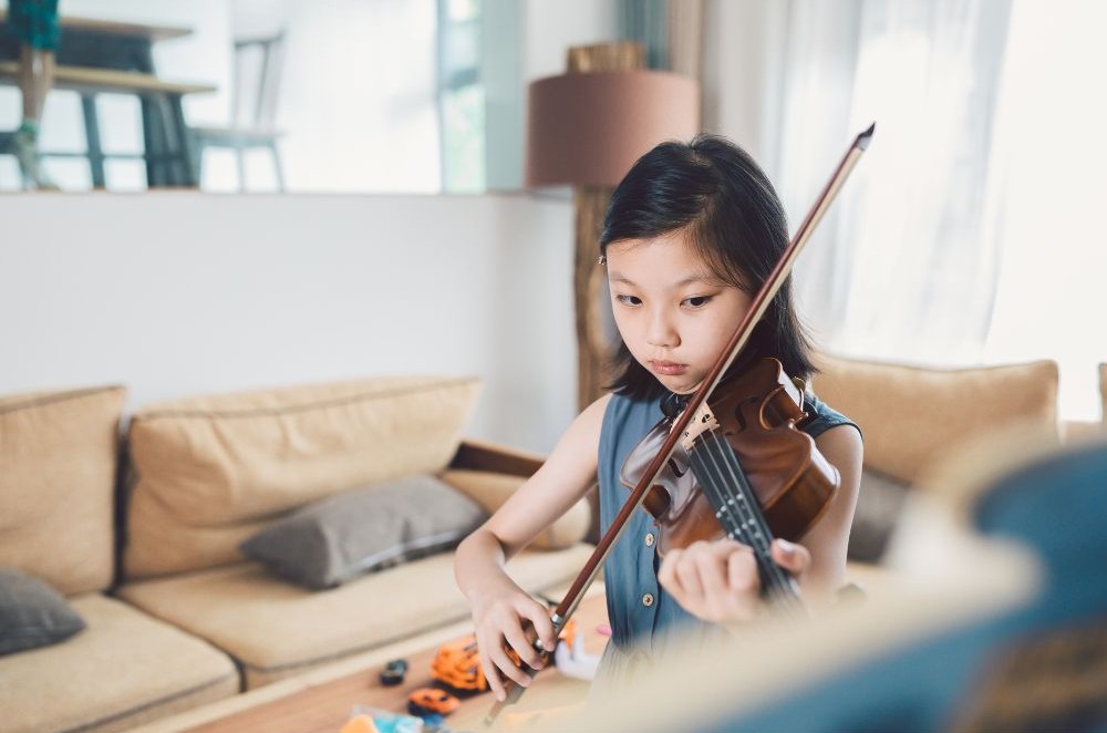 バイオリンを練習する女の子